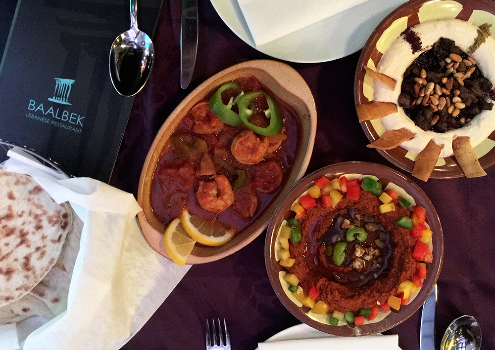 Baalbek Lebanese Restaurant - bárányhúsos és fenyőmagos hummusz, diós paprikakrém és rák római köményes paradicsomszószban (Fotó: Budai Zsanett)