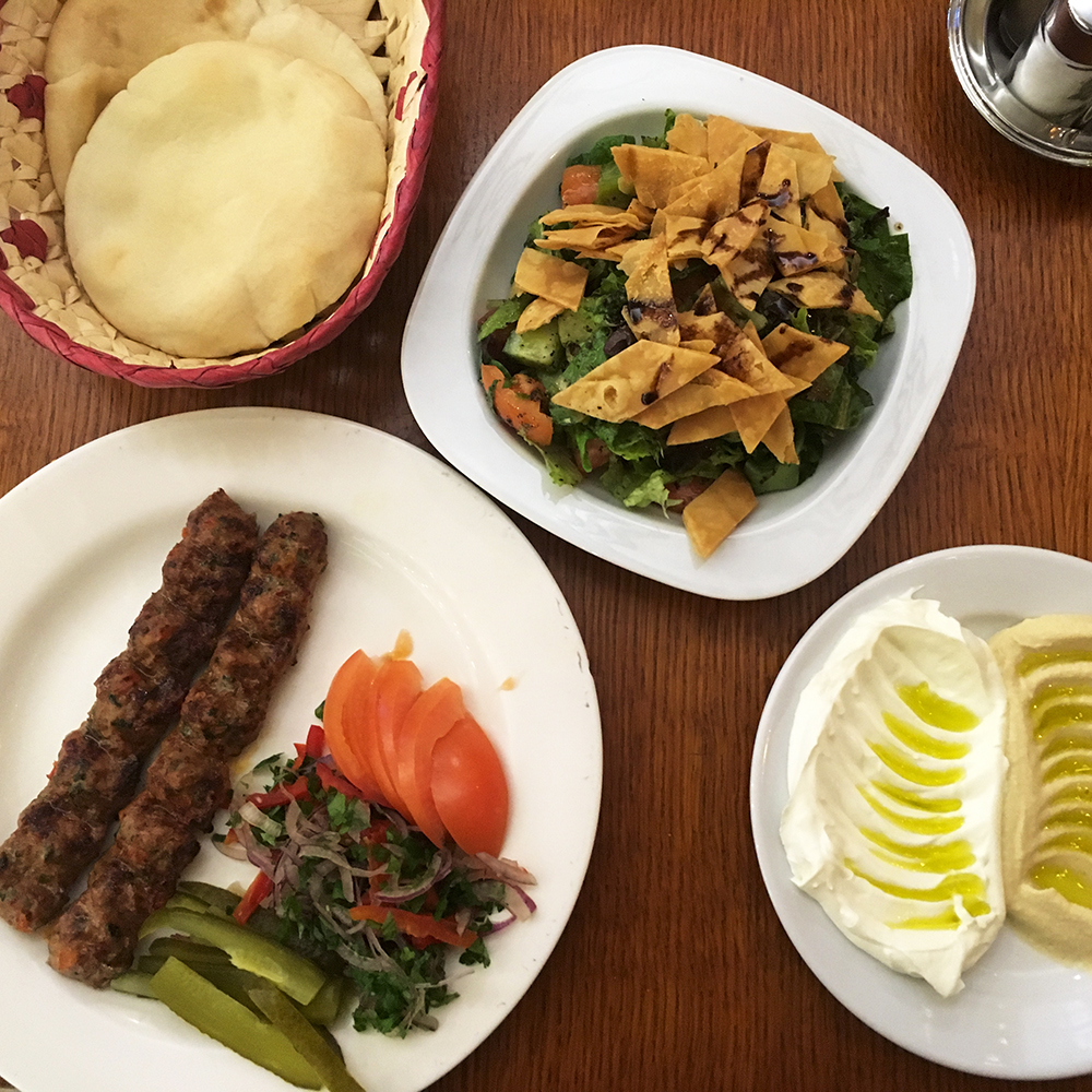 Al-Amir Étterem - bárány kebab, humusz és labneh, fettus gránátalmasziruppal (Fotó: Budai Zsanett)